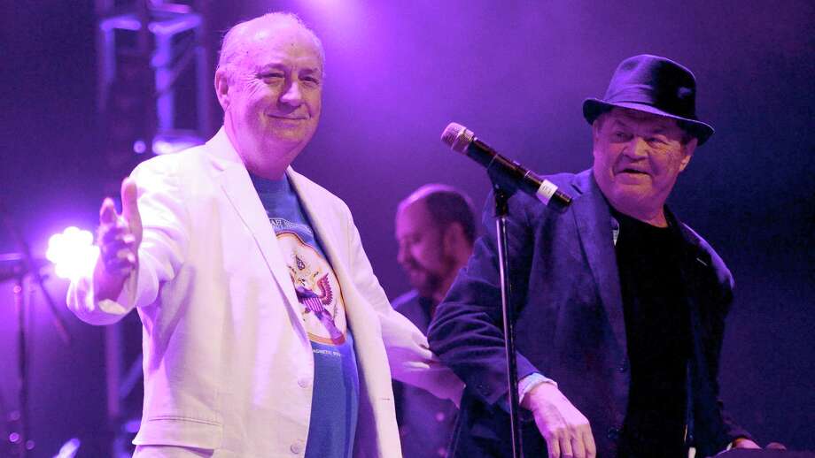 mike nesmith and mickey dolenz on tour (getty images)