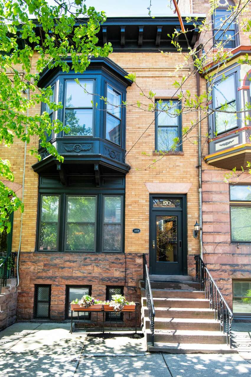 house of the week: rowhouse in center square