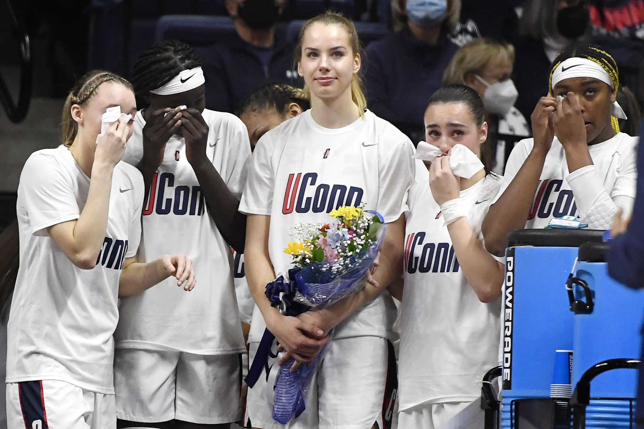 How Uconn Womens Basketball Team Honored Dorka Juh Sz On Senior Day
