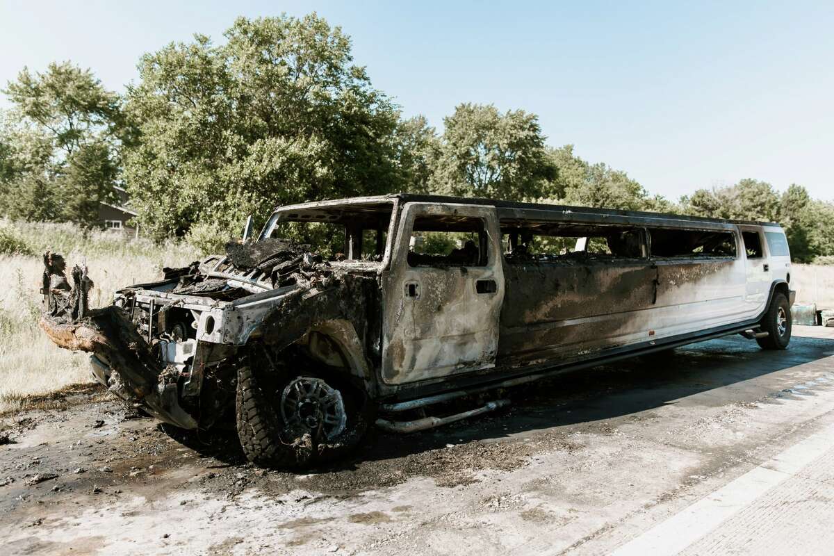 Michigan Couple S Limo Catches On Fire With Wedding Party Inside