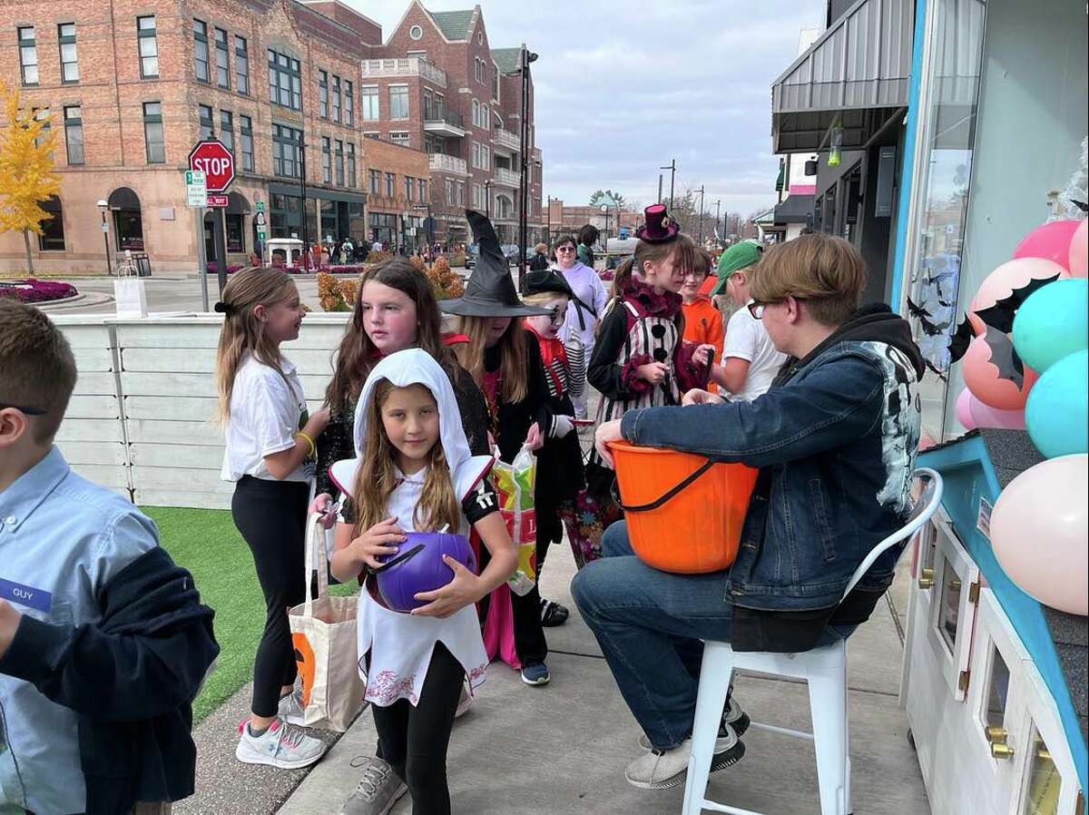 Tots Trick Or Treat Around Downtown Midland