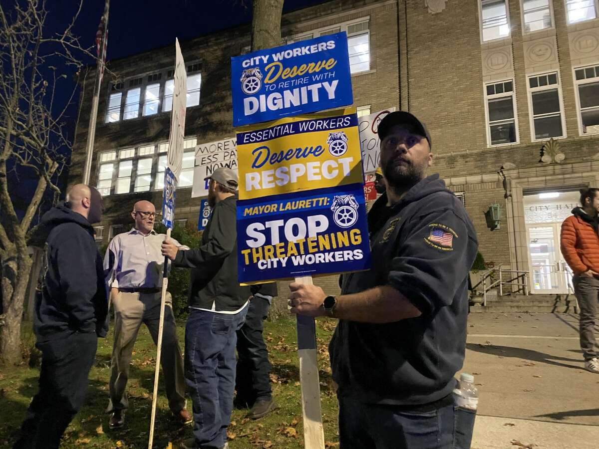 Shelton Teamsters Head Appeals To Aldermen In Contract Impasse