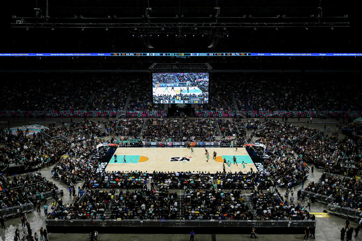 Photos From The Record Breaking Th Anniversary Alamodome Spurs Game