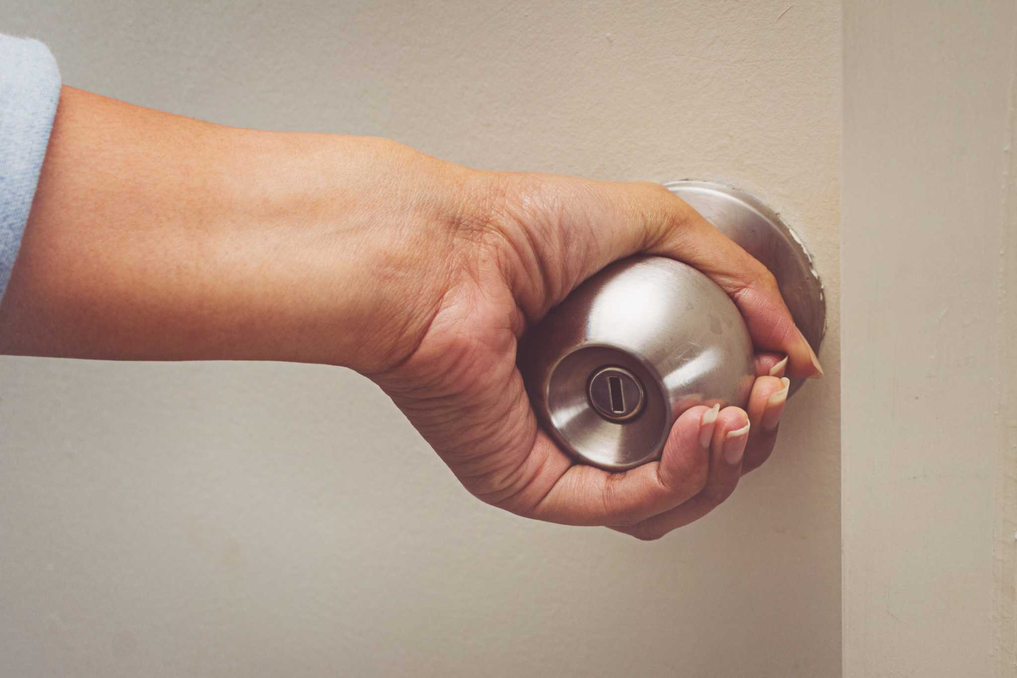 How To Take Off A Door Knob With No Screws