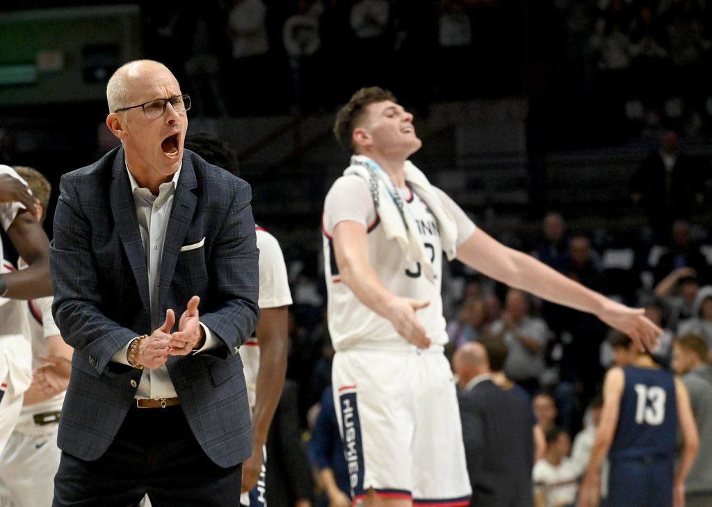 Uconn Men S Basketball Unveils Banner Rolls To Victory In Opener