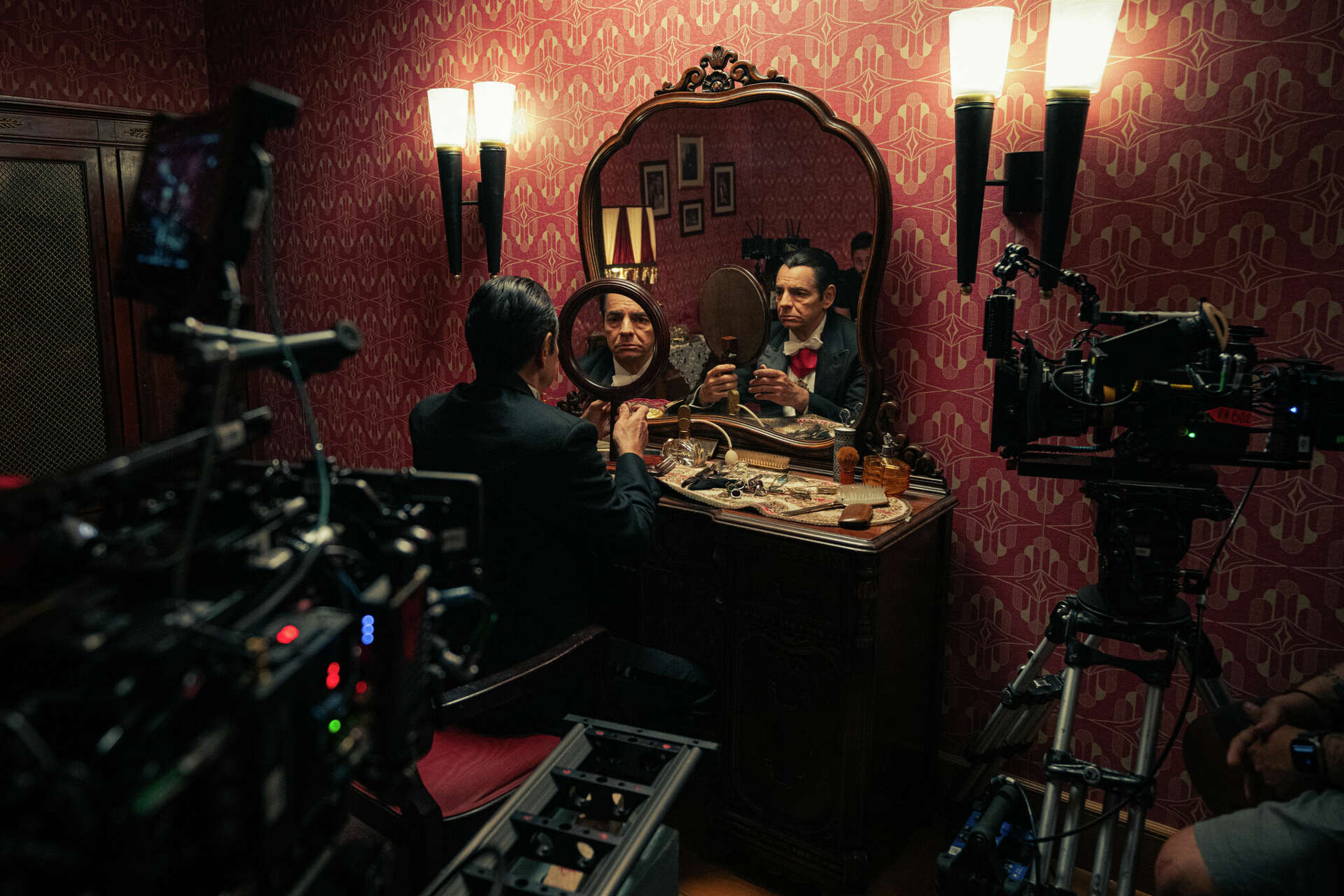 Eugenio Derbez Plays A Rea Life Dracula In Y Llegaron De Noche