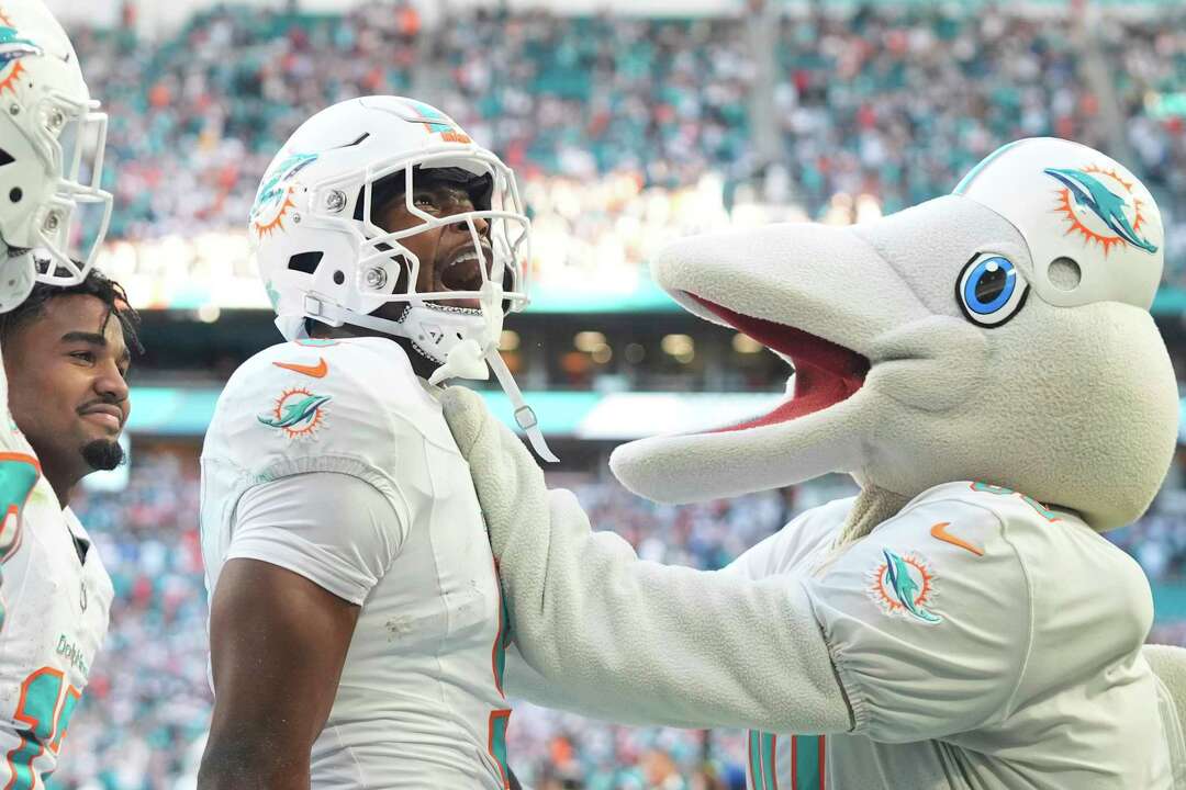 Tua Tagovailoa S TD Pass To Jonnu Smith Gives Dolphins 32 26 Overtime