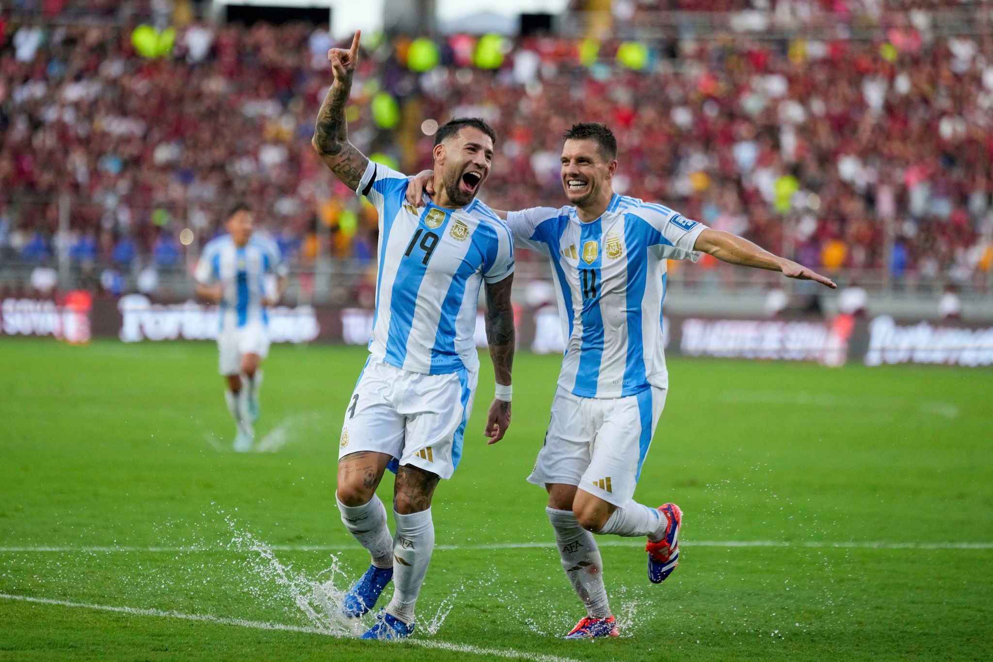 Flight 1978 and Messis No 10: Argentinas arrival in US doubles as tribute to its World Cup success - San Francisco Chronicle thumbnail