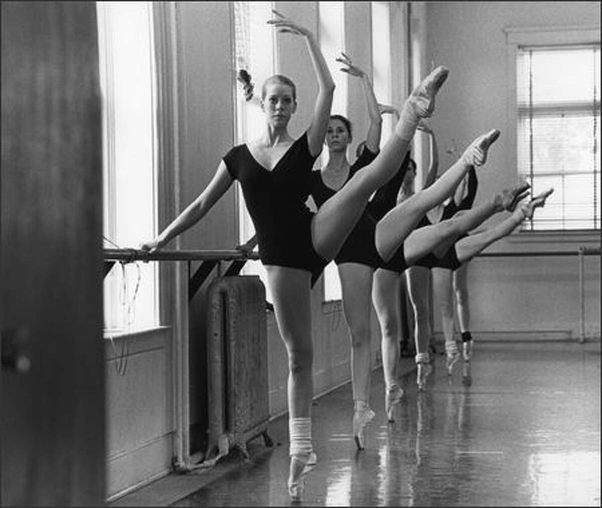 Хореограф трахает балерину в зале гиф