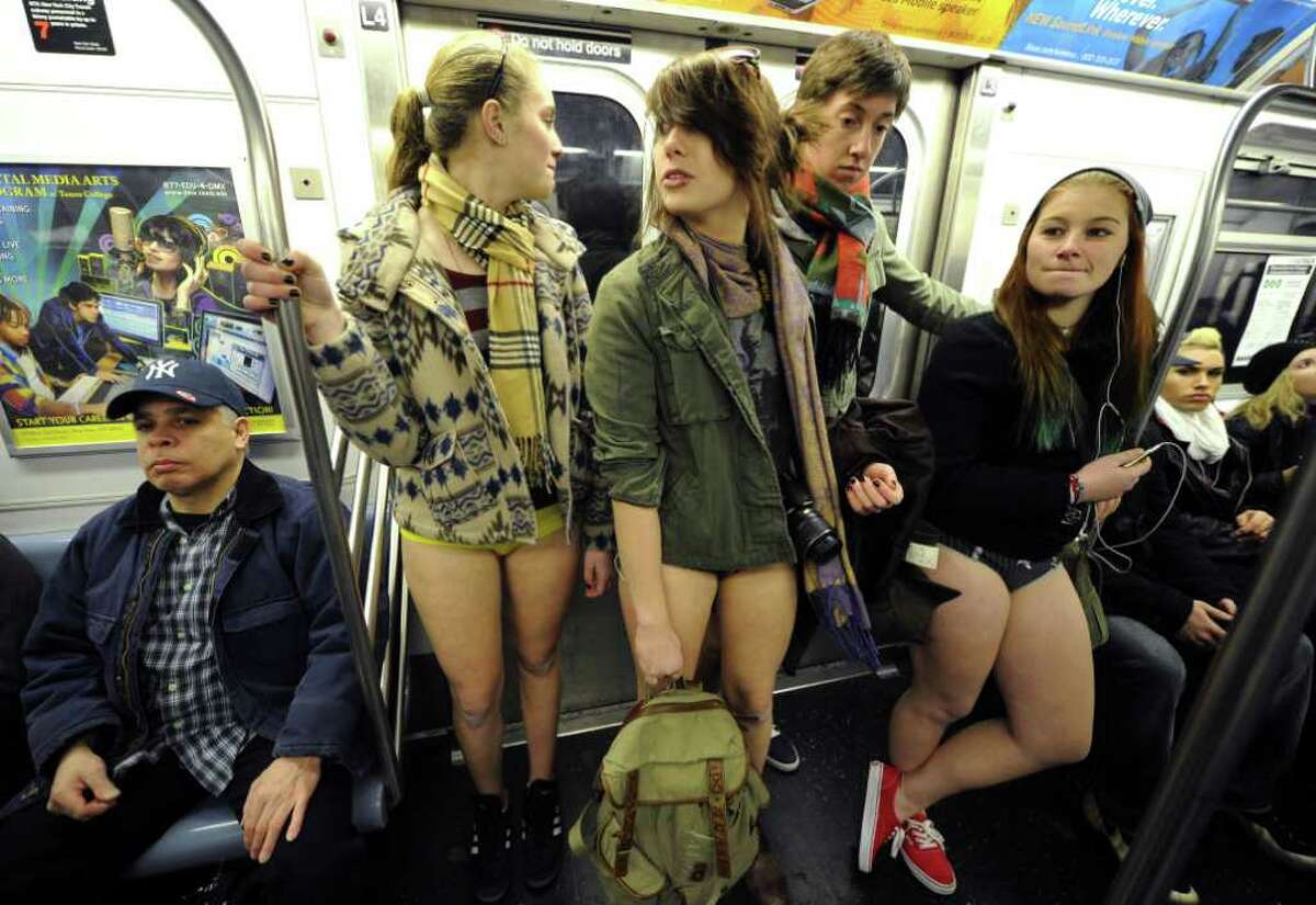 Голые телки в метро 