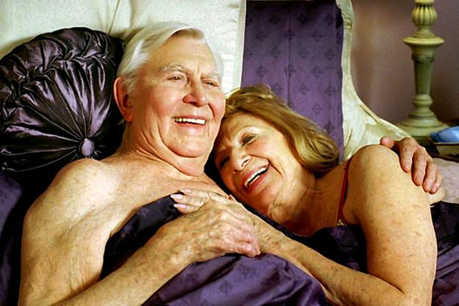Зрелая озабоченная парочка занимается сексом и старик кончает