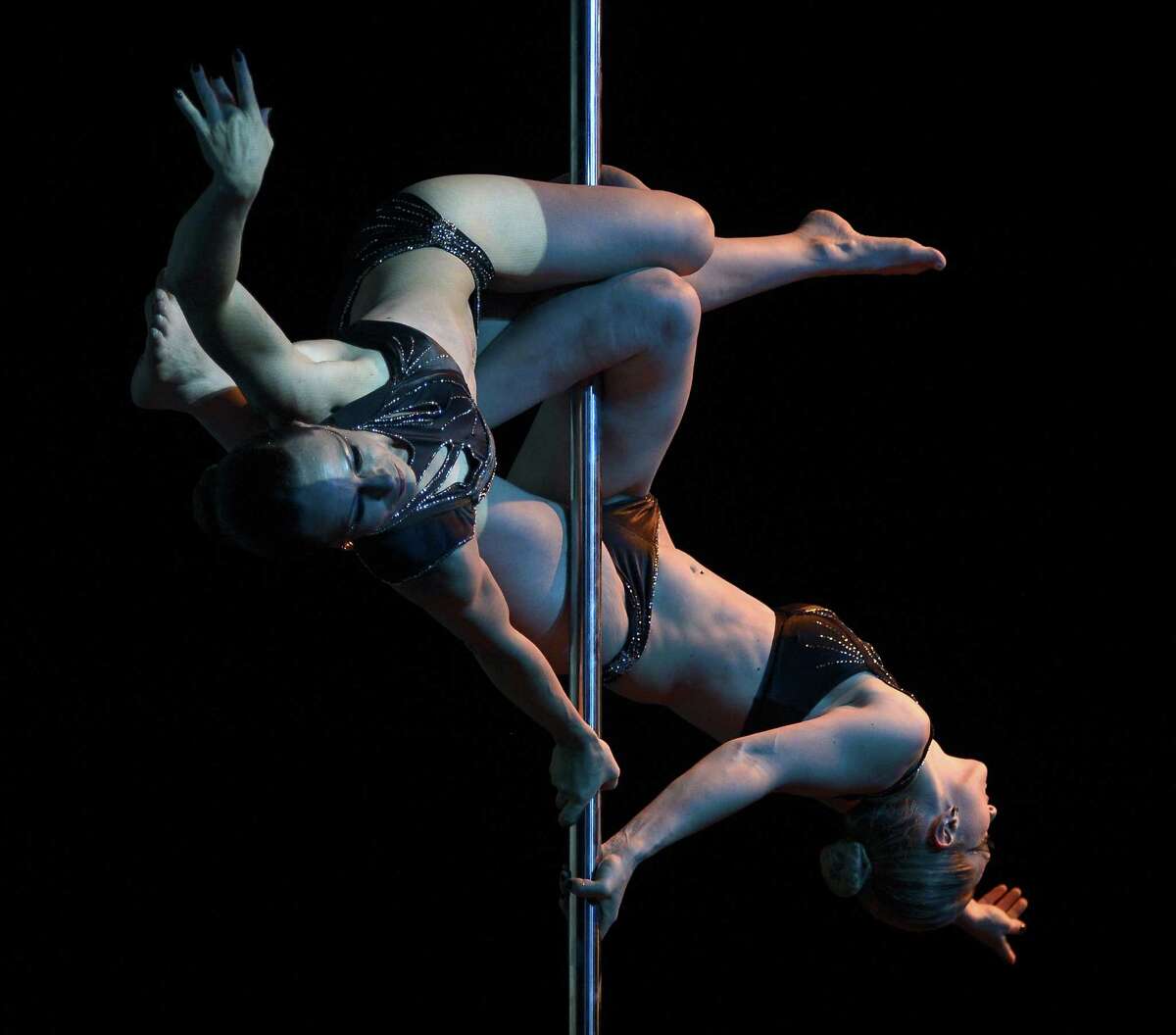 Pole dancer elodie discovers pictures