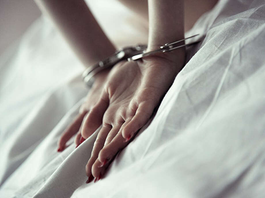 Дамочка в наручниках показывает красивую киску