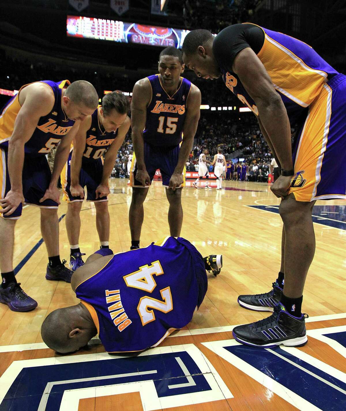 Lakers Lose Kobe In Loss To Hawks