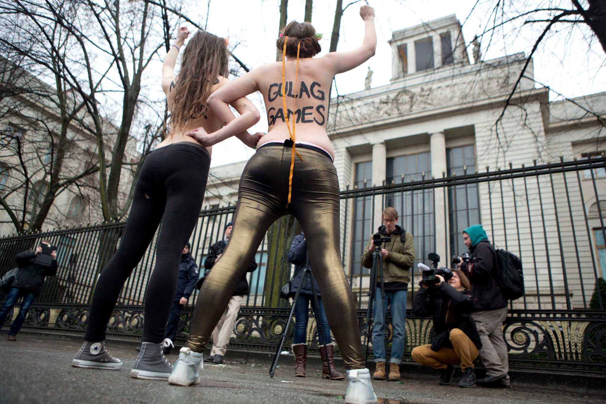 Девушки показали голые вагины в знак протеста