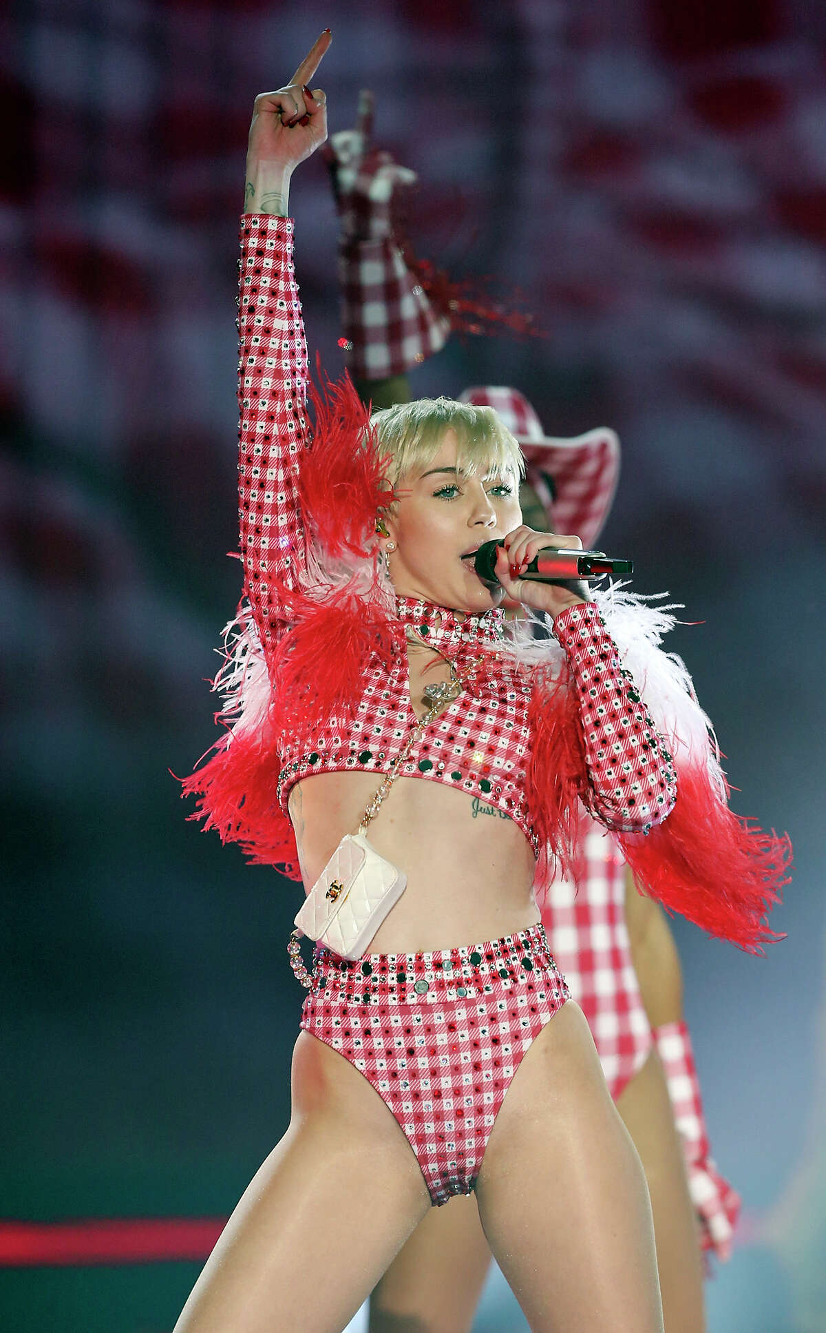 Flashback Miley Cyrus Pulls Off Raunchy S A Show