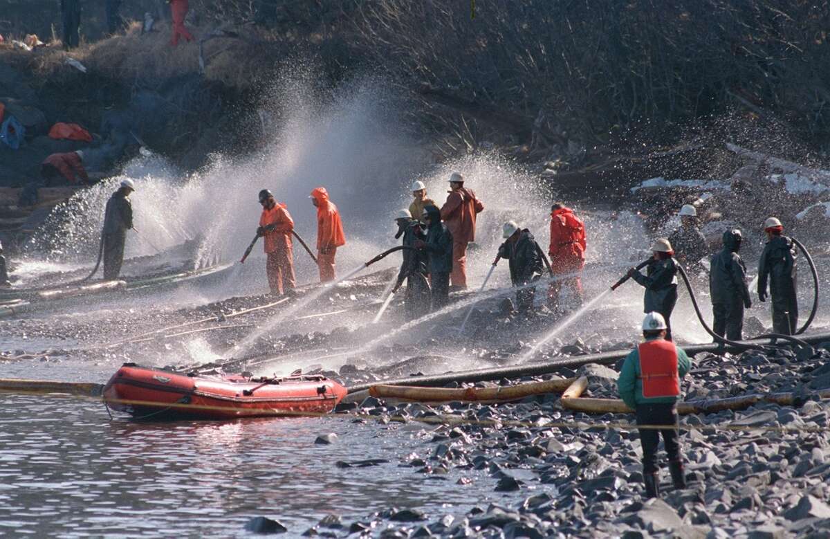 Years Later Re Live The Incredible Scenes From The Exxon Valdez Oil