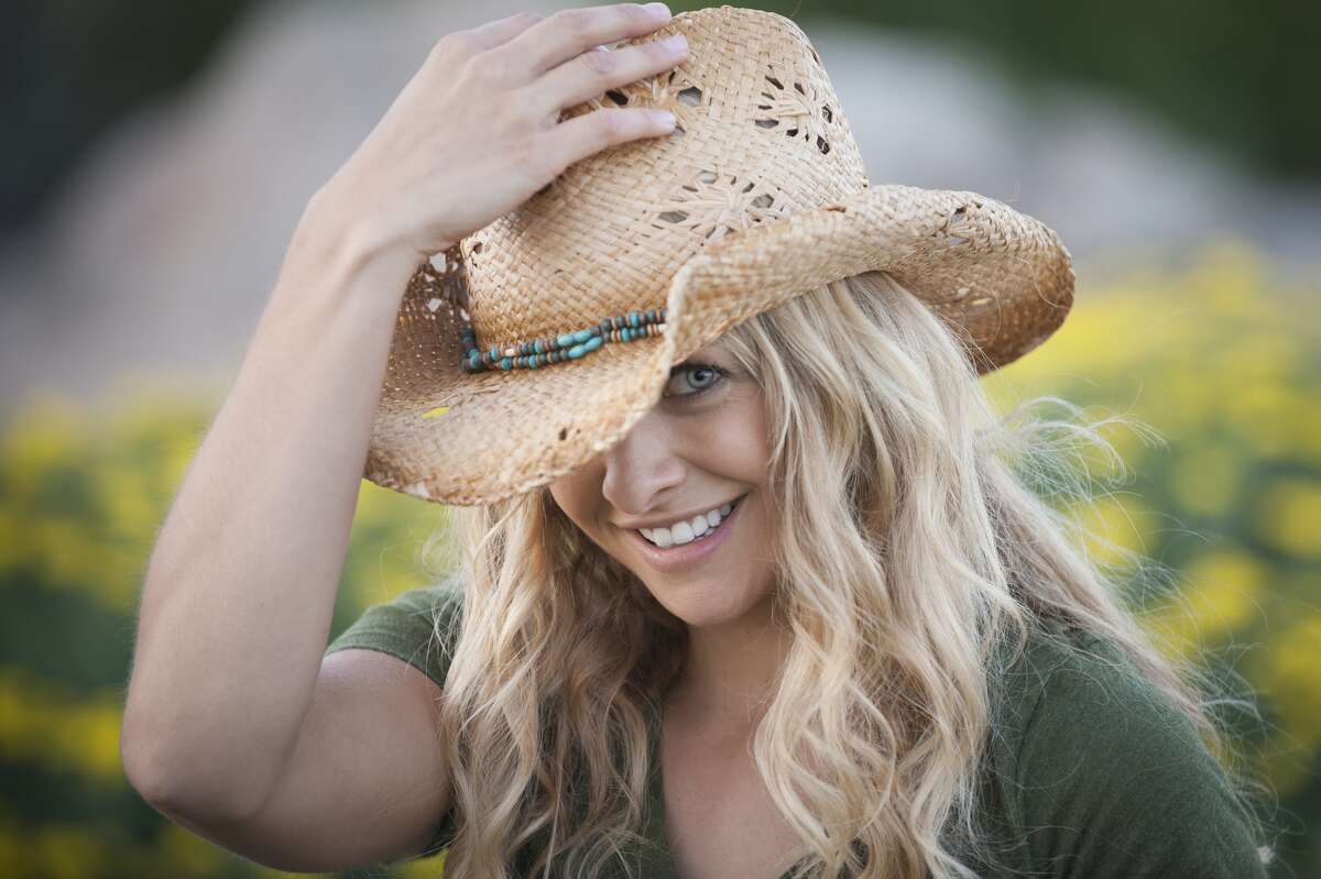 Супер-сексуальная блондинка в ковбойской шляпе
