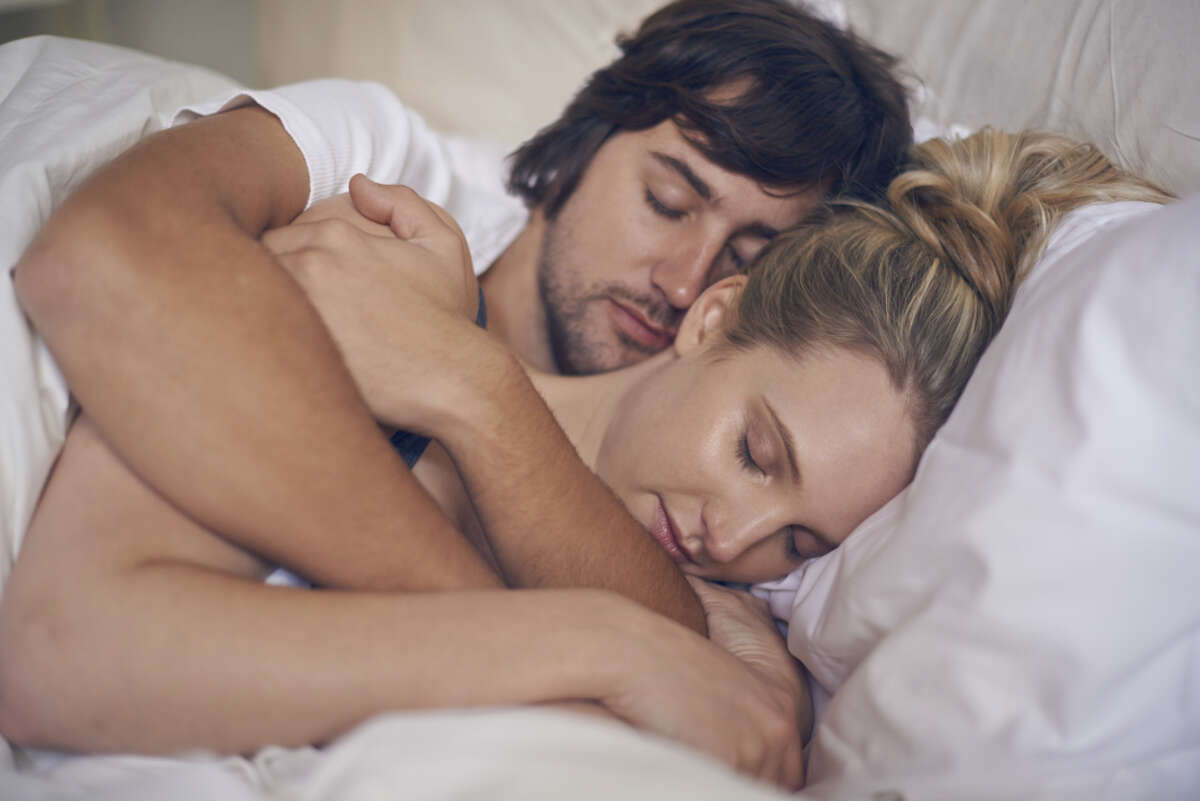 Две прекрасные дамы часто спят вместе и страстно занимаются любовью когда они проснутся