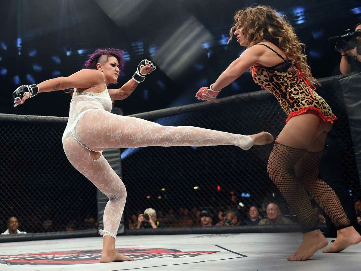 Female Mma Fighter My Pound Breasts Are Making It Hard To Agree On Fighting Weights