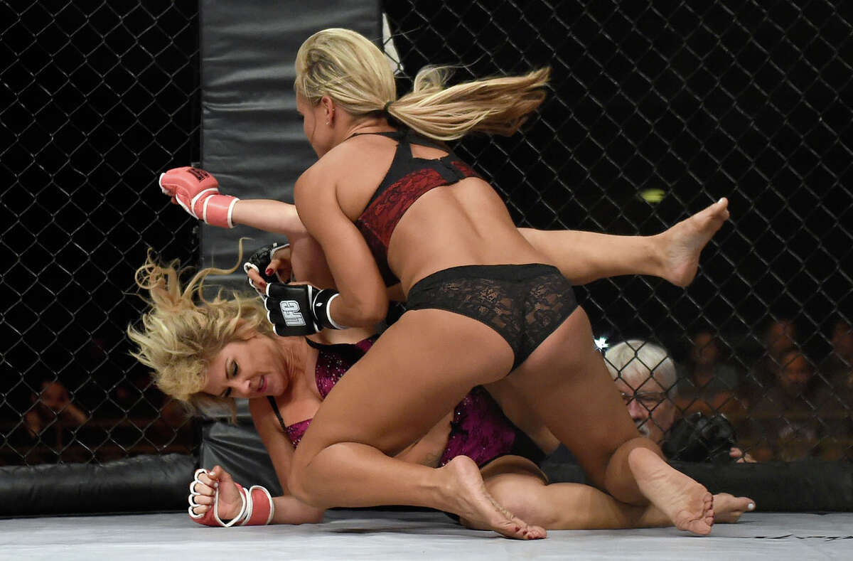 Лесбиянка с косой и блондинка сражаются на ринге и делают куни во время боя