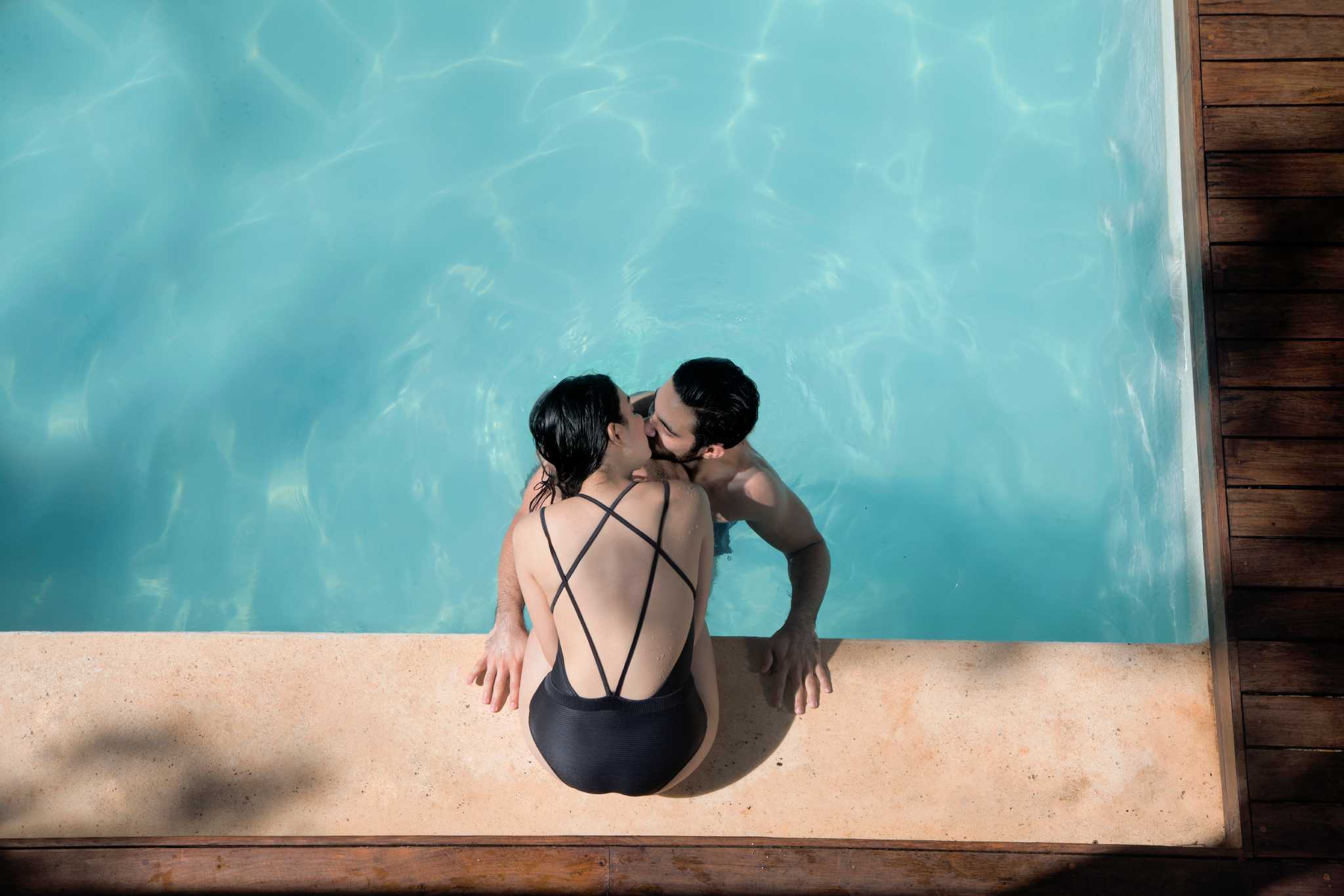 Любовники занимаются сексом в бассейне и на его берегу