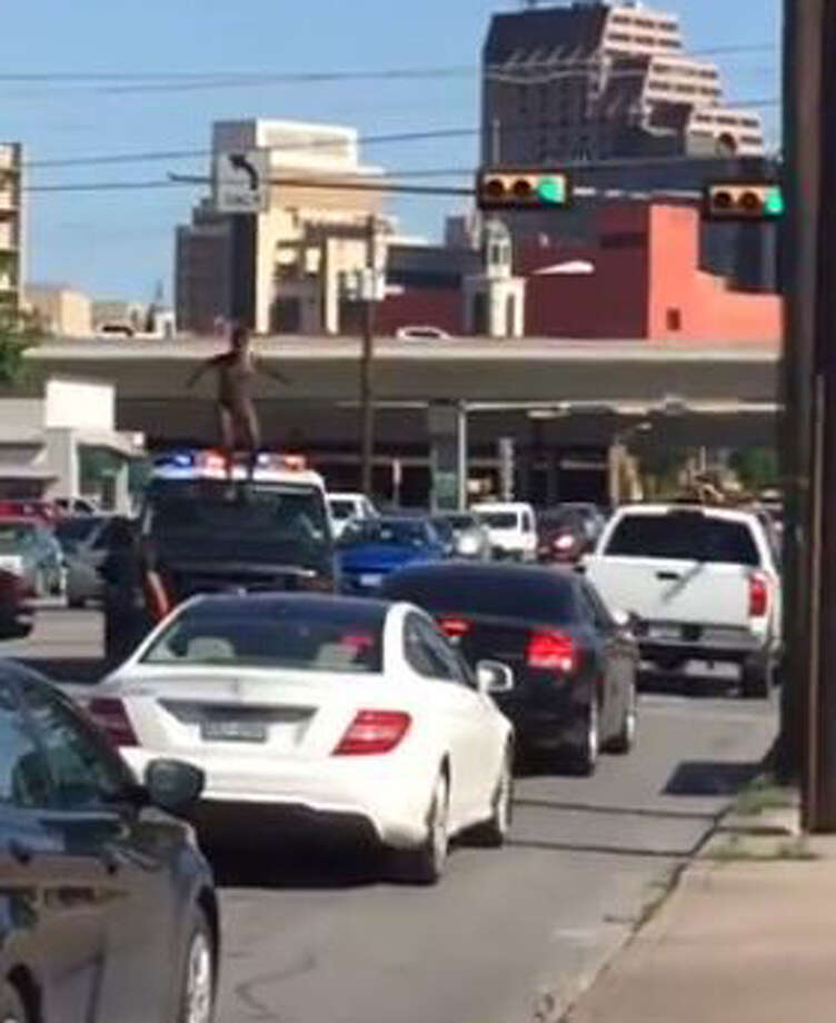 Video Police Chase Smiling Naked Man Near Downtown San Antonio San