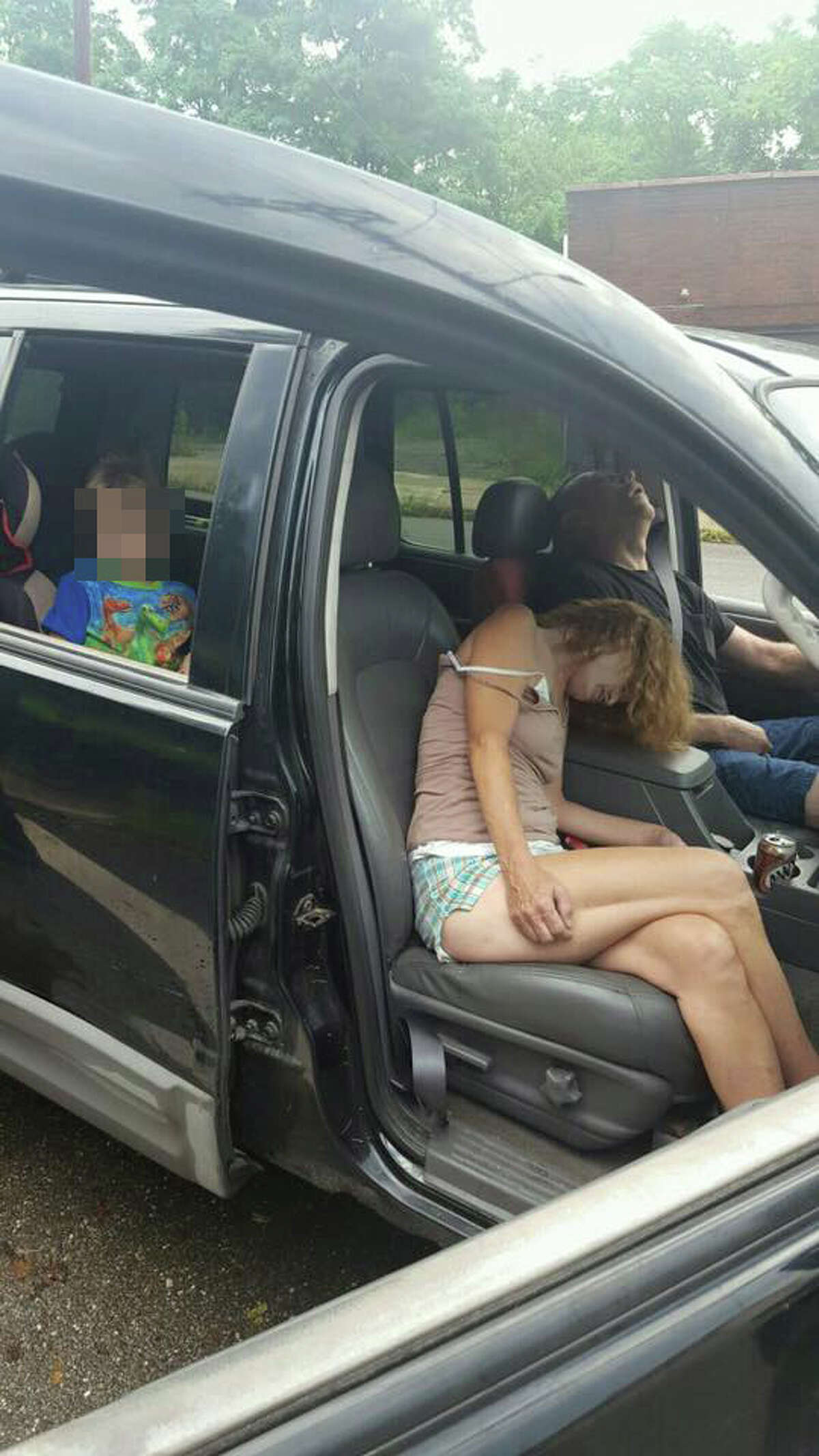 Девушки трахнулись на заднем сидении машины