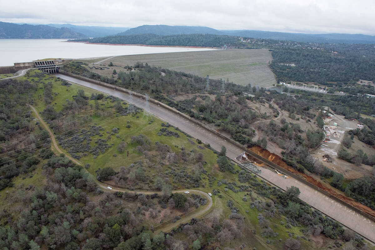 Oroville Dam For St Time In History Uses Emergency Spillway