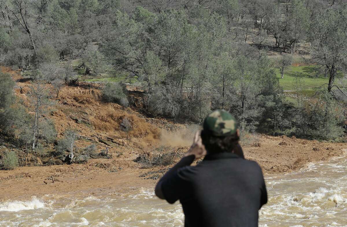 Oroville Dam For St Time In History Uses Emergency Spillway