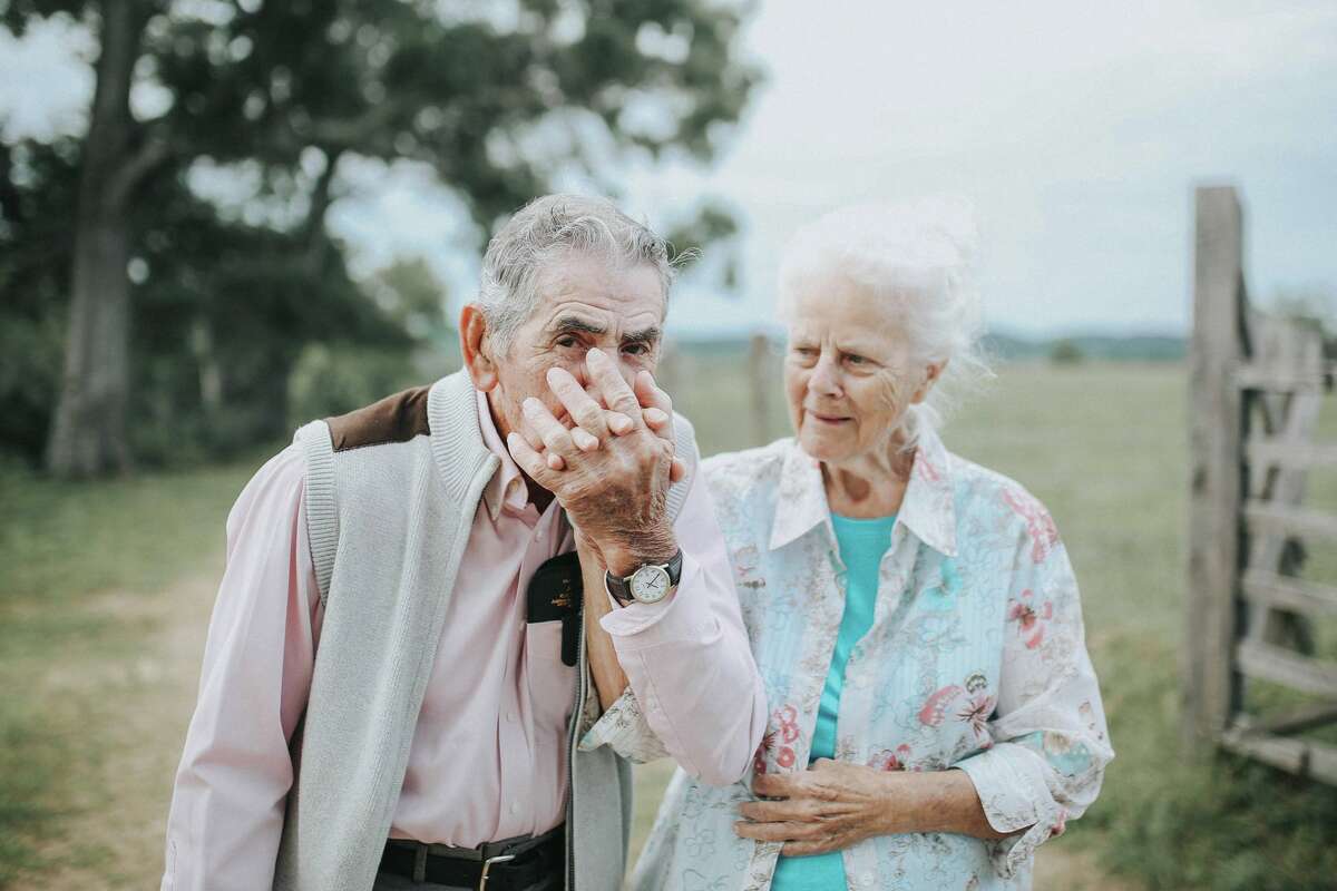 Старик в шоке от проделок молодой пары
