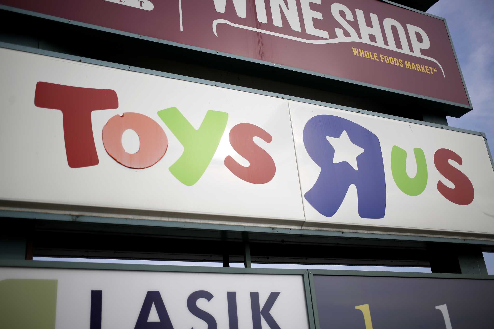 Toys R Us Collapses Into Bankruptcy Buckling Under Lbo Debt