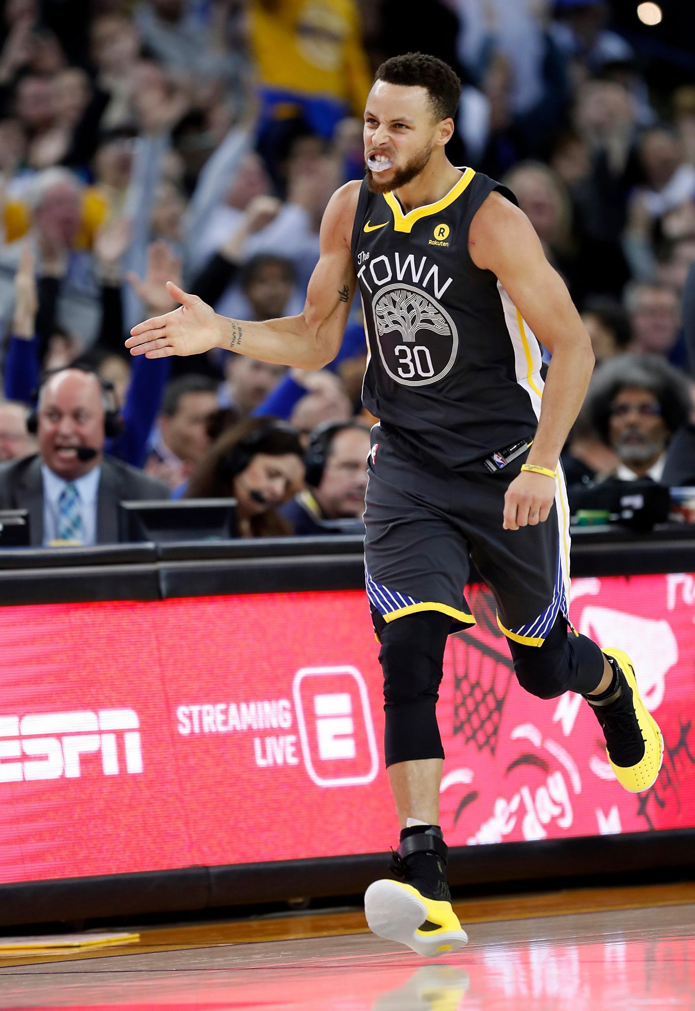 Stephen Curry’s late heroics help Warriors hold off Celtics