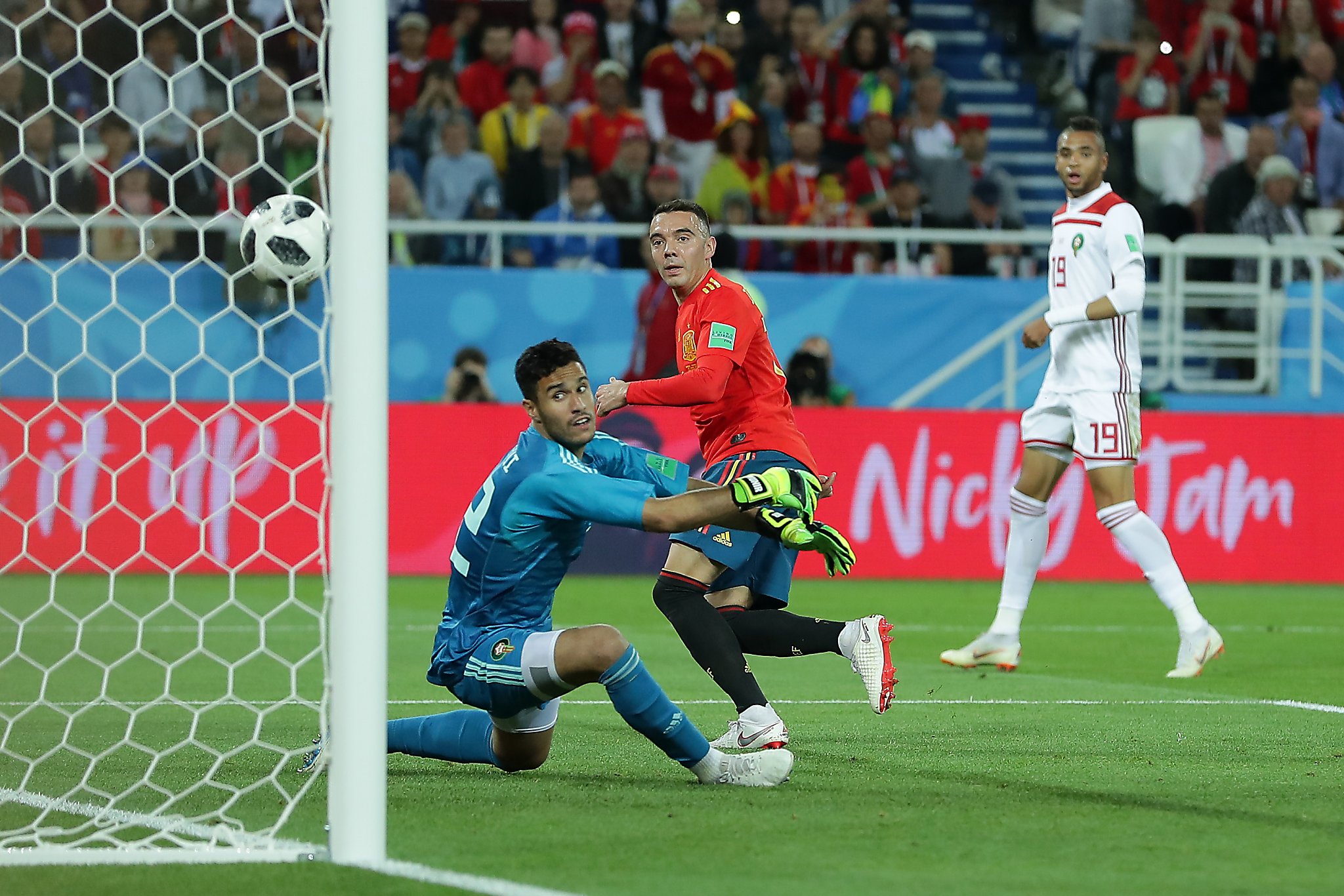Spain draws 2-2 with Morocco, reaches round of 16