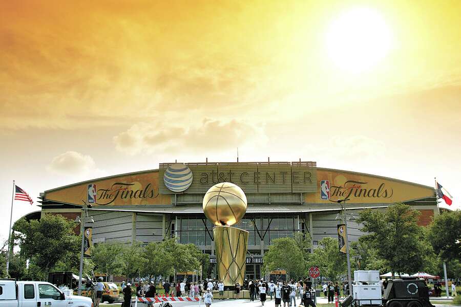 Photo outside the AT&T Center during the 2006 finals.