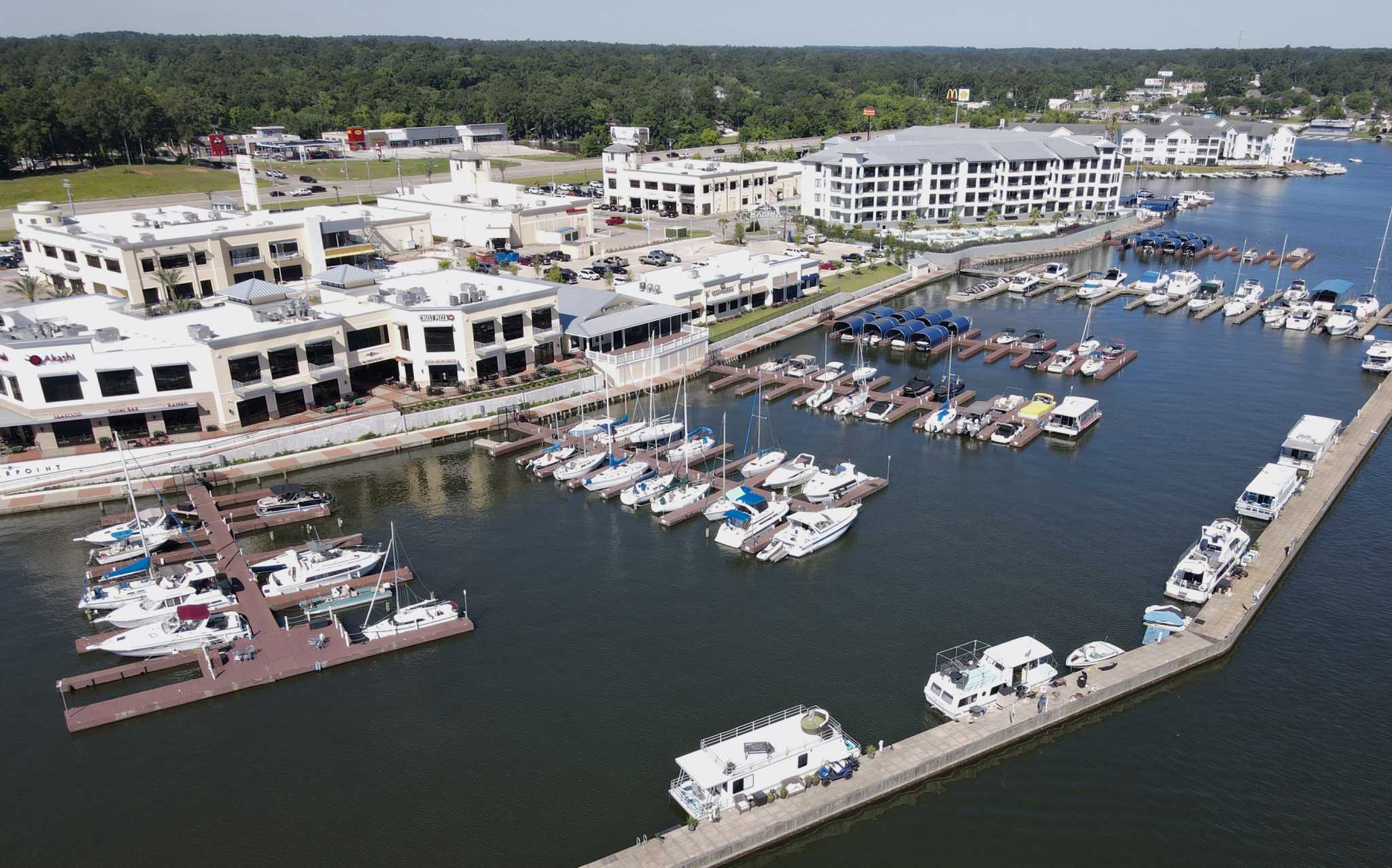 Lake Conroe Airbnb listings to book for summer vacation