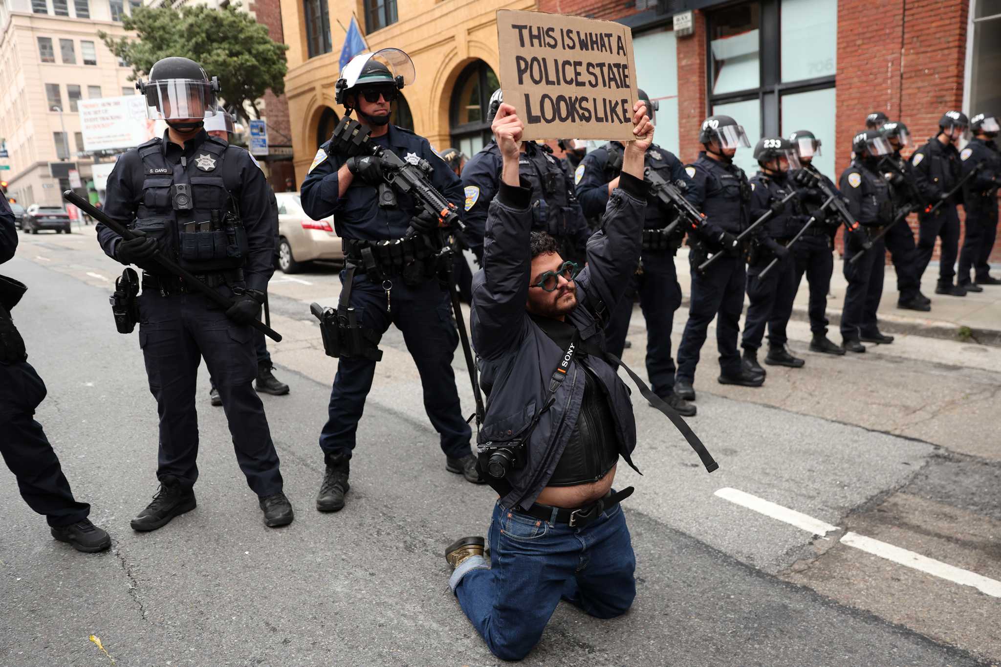 Dramatische Fotos und Videos zeigen angespannte ICE-Proteste in San ...