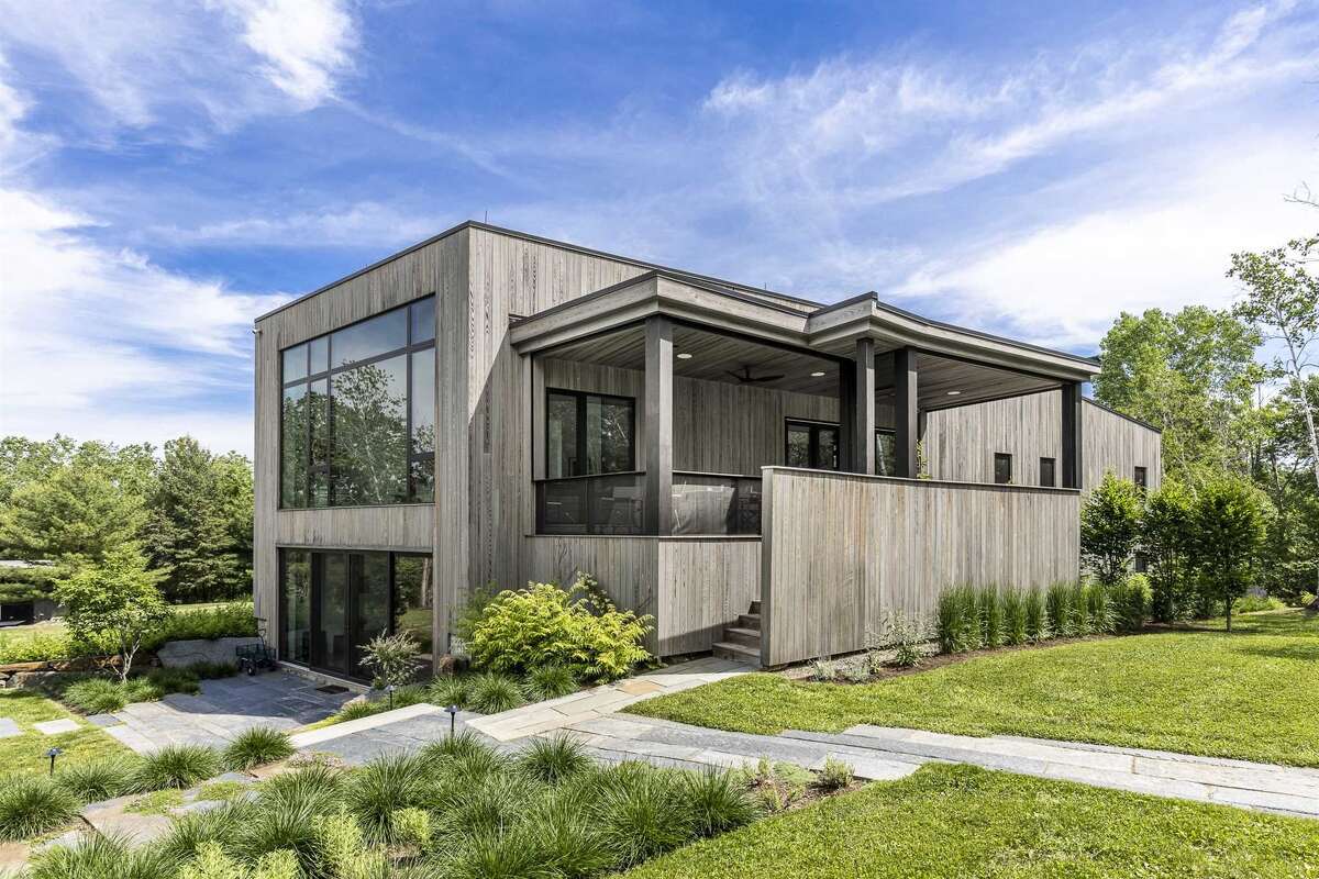How much does this modern home in Ghent cost?