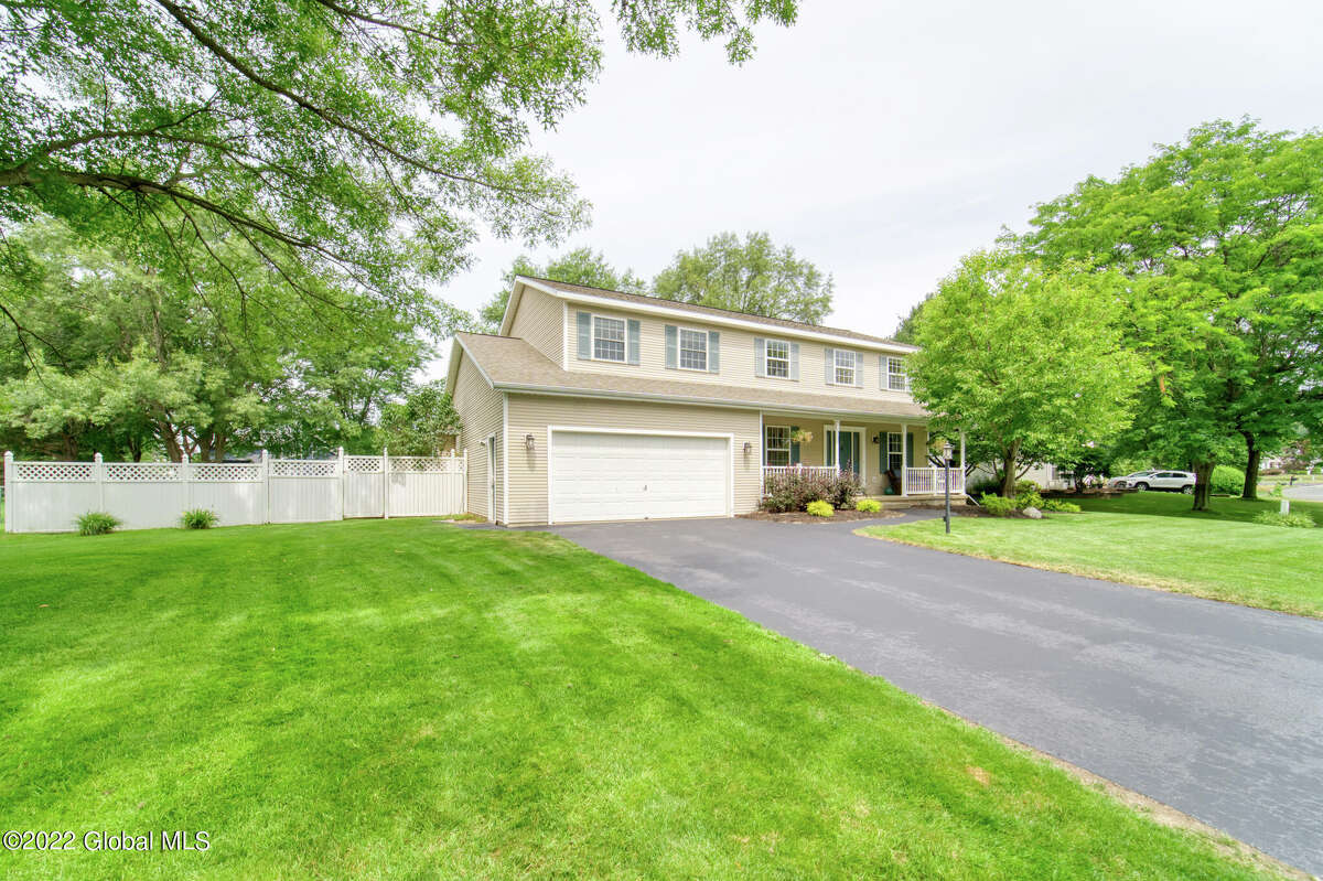 Can you guess the price of this renovated Colonial in Rotterdam?