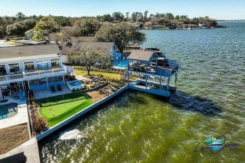 Lake Conroe Airbnb listings to book for summer vacation