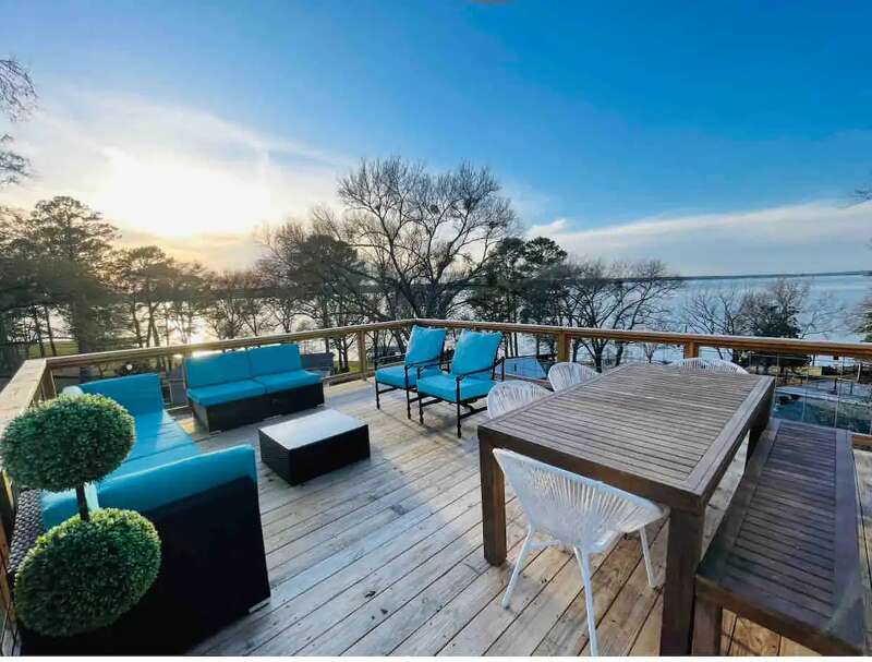 Lake Conroe Airbnb listings to book for summer vacation