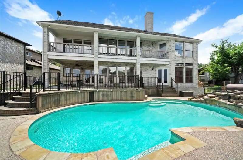 Lake Conroe Airbnb listings to book for summer vacation