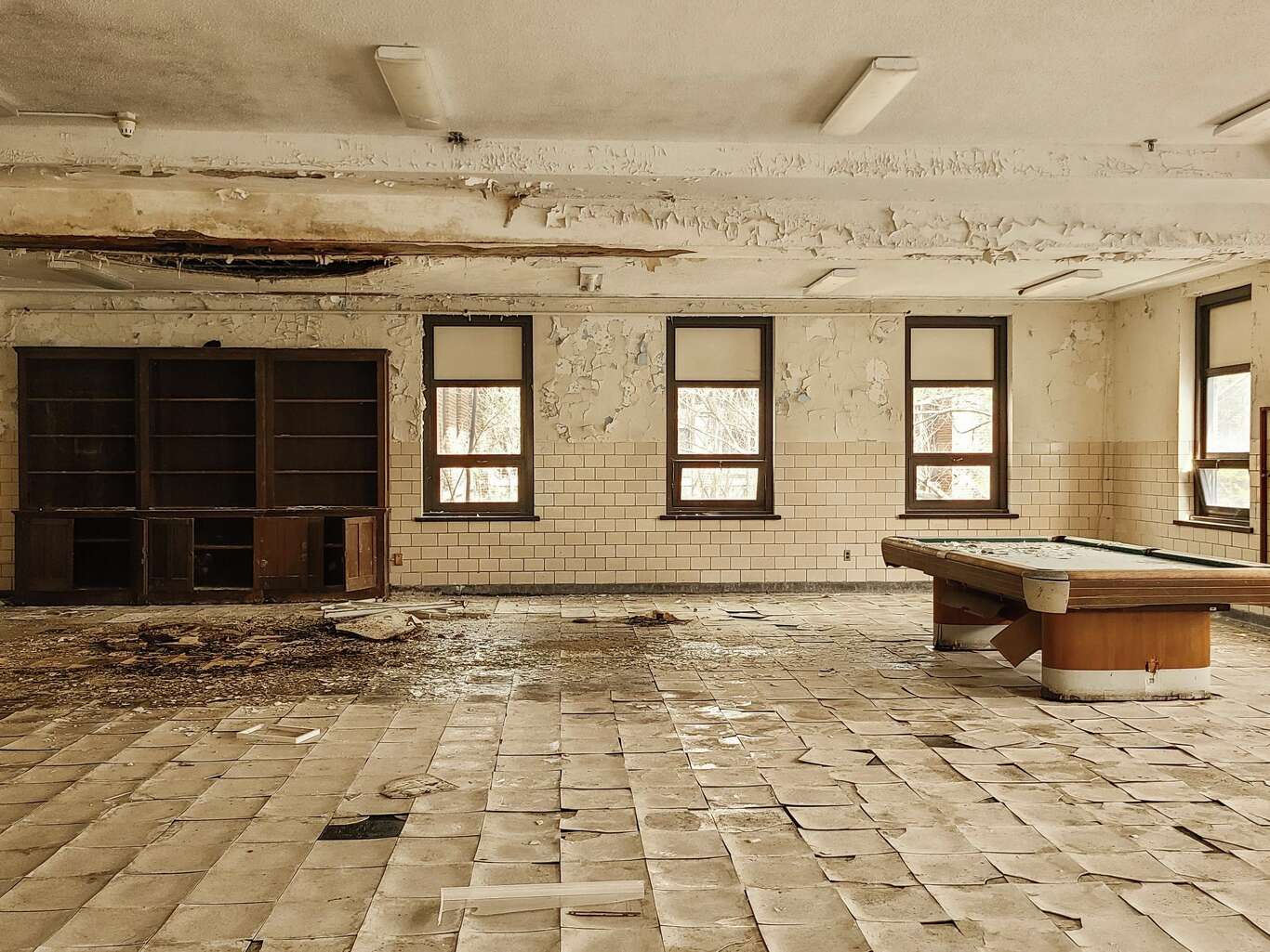 See inside Abandoned Illinois mental hospital