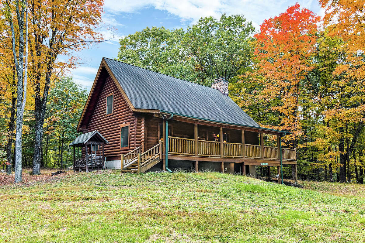 Guess the price of this openconcept log cabin in Rensselaer County