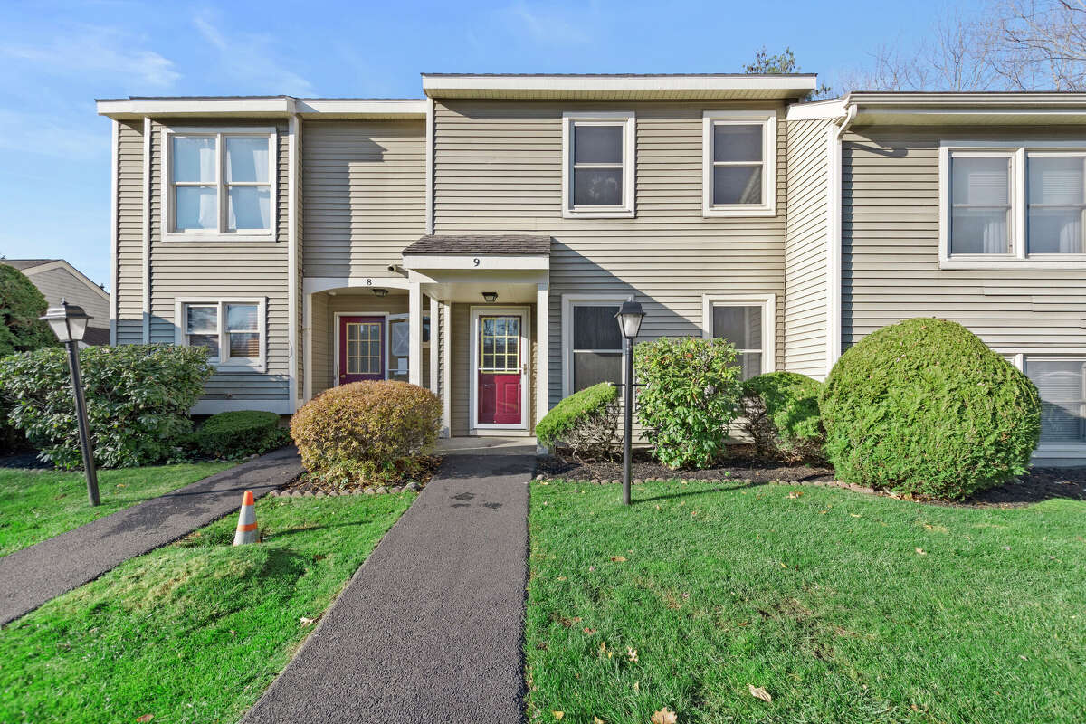 Guess the price of this twostory Clifton Park town house