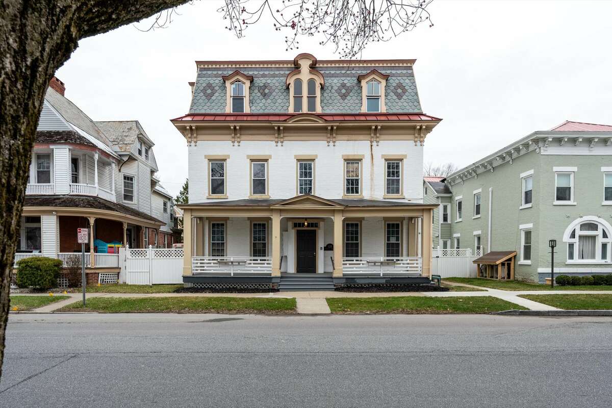 Historic Victorian-era mansion in downtown Saratoga Springs for sale, image size:1200x800