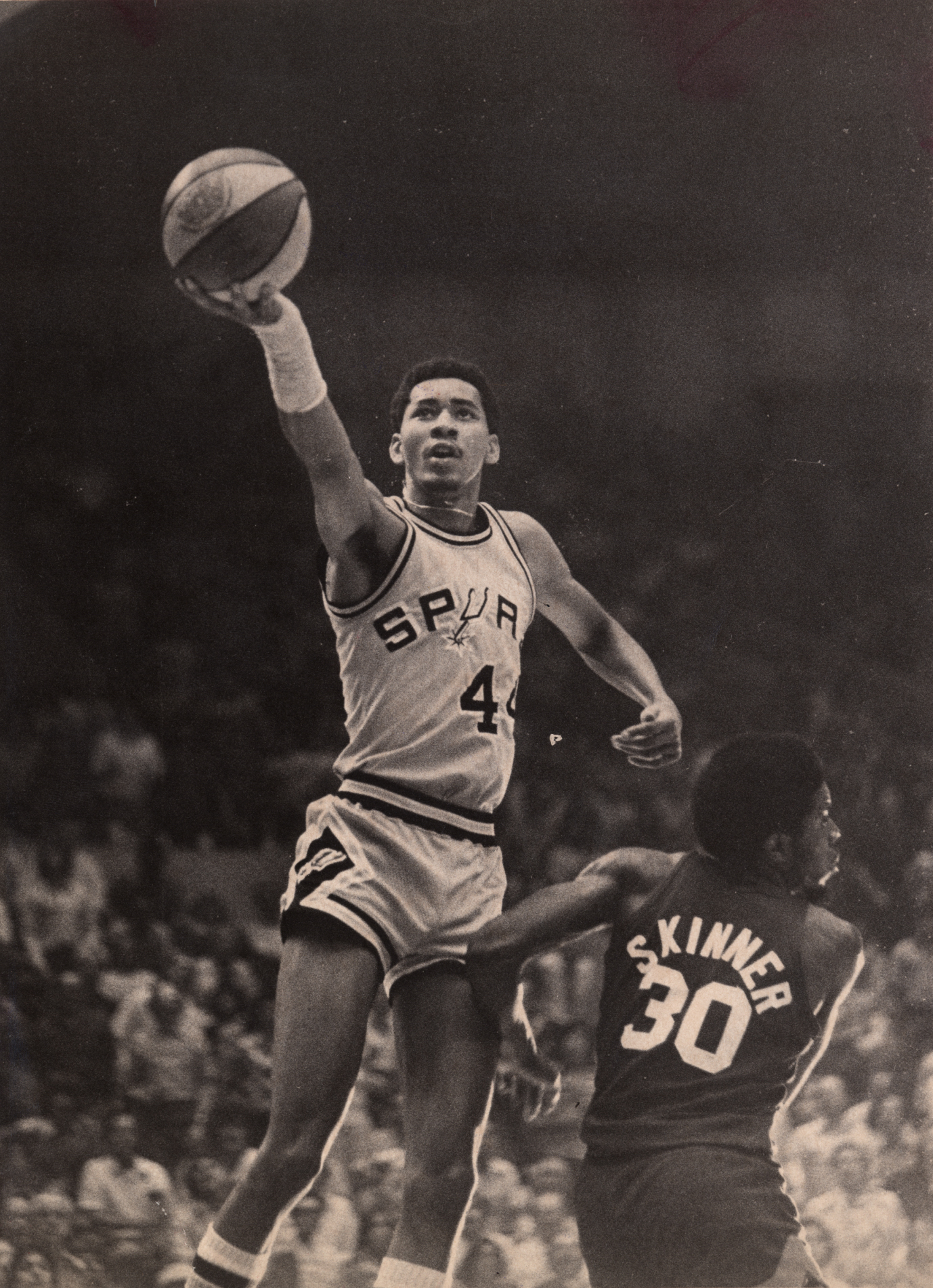 George Gervin laying the ball up.