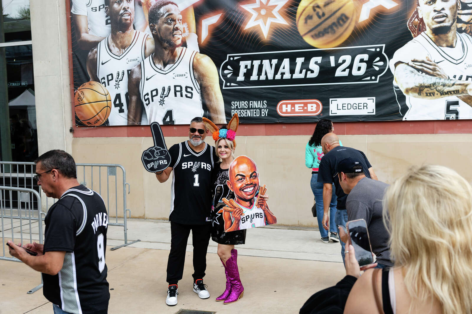 Spurs fans arrive at Frost Bank Center before Game 1 of the NBA Finals against the New York Knicks. (Sam Owens/San Antonio Express-News)