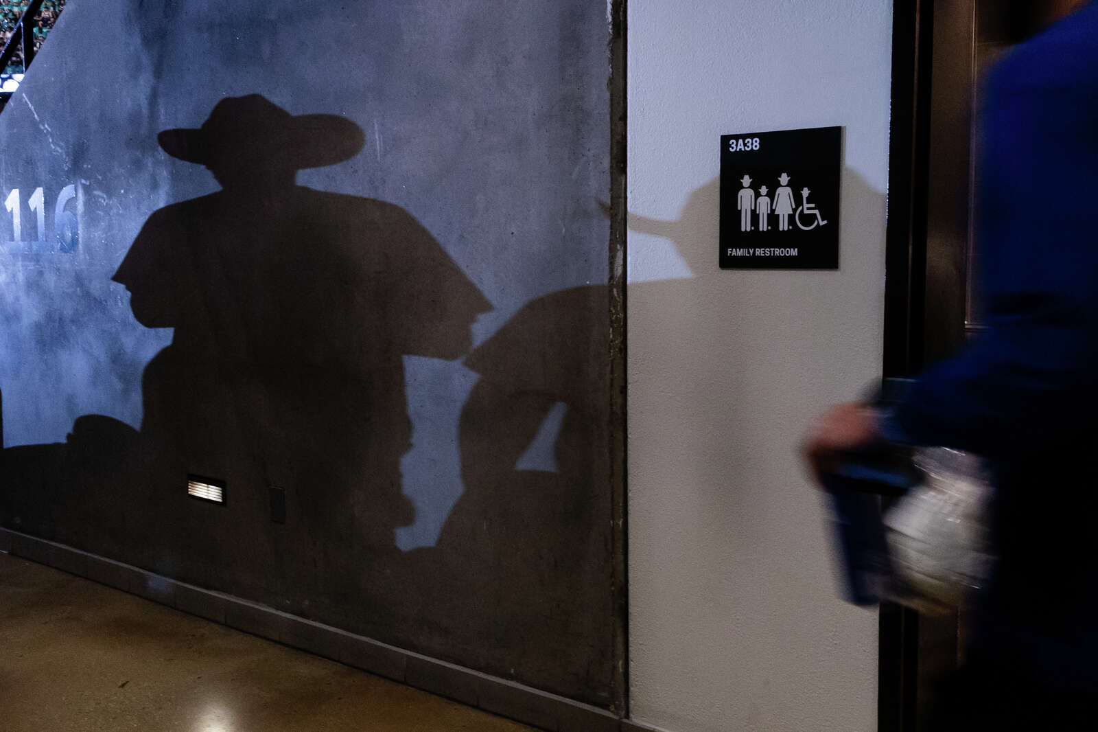 Fans watch Game 1 of the NBA Finals between the San Antonio Spurs and the New York Knicks. (Sam Owens/San Antonio Express-News)