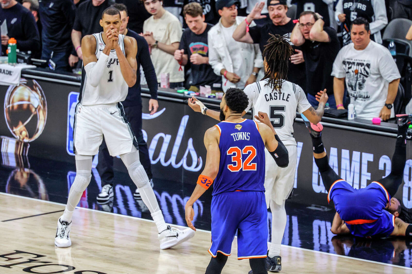 San Antonio Spurs center Victor Wembanyama (1) reacts after a pass to San Antonio Spurs guard Stephon Castle (5) was intercepted by the Knicks late in the fourth quarter.